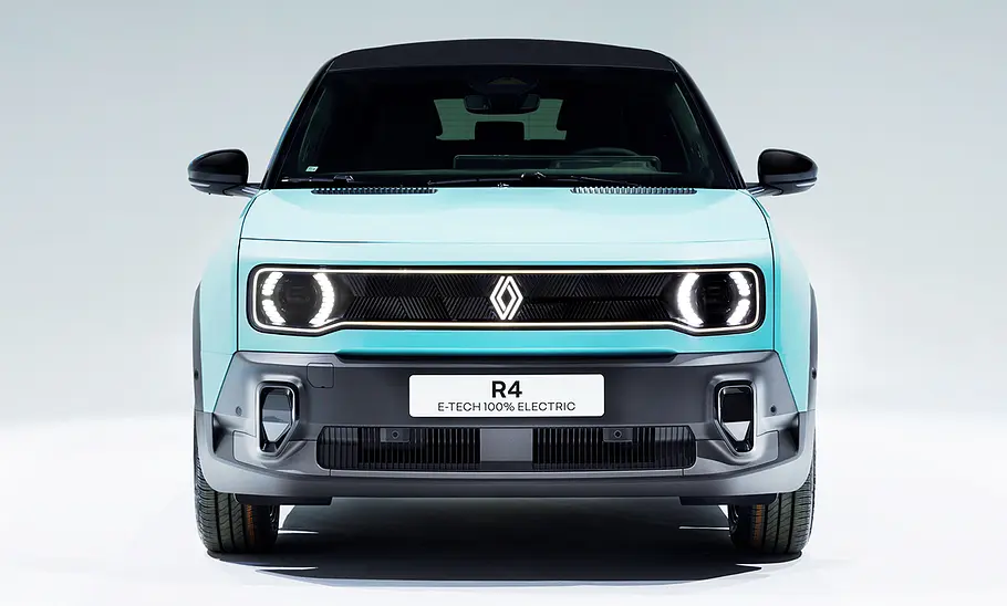 Der Renault 4 E-Tech Electric (2025) steht in Studioumgebung, von vorne fotografiert.