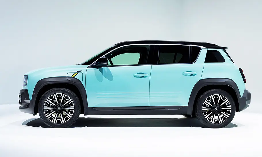 Der Renault 4 E-Tech Electric (2025) steht in Studioumgebung, von links fotografiert.