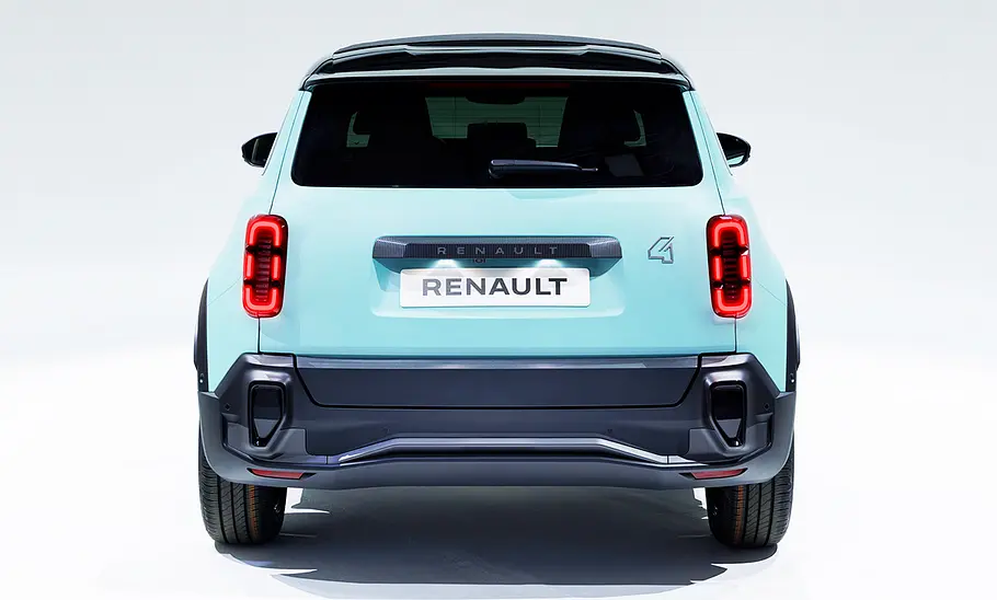 Der Renault 4 E-Tech Electric (2025) steht in Studioumgebung, von hinten fotografiert.