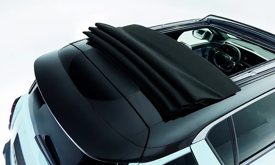 Das offene Faltdach des Renault 4 E-Tech Electric (2025) in der Detailaufnahme.