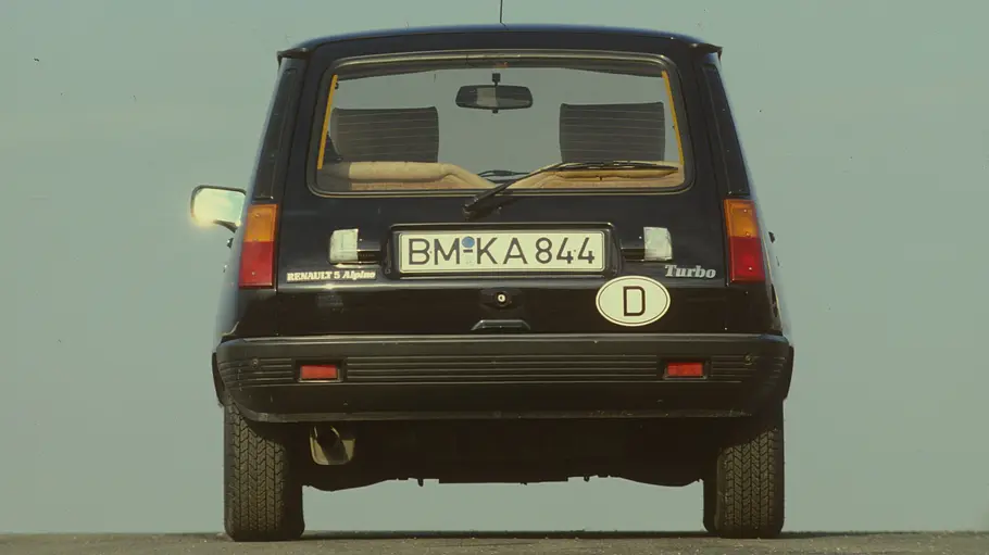 Der Renault 5 Alpine Turbo stehend von hinten