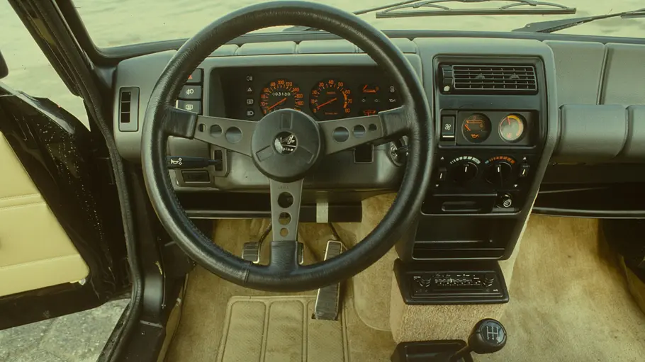 Das Cockpit des Renault 5 Alpine Turbo