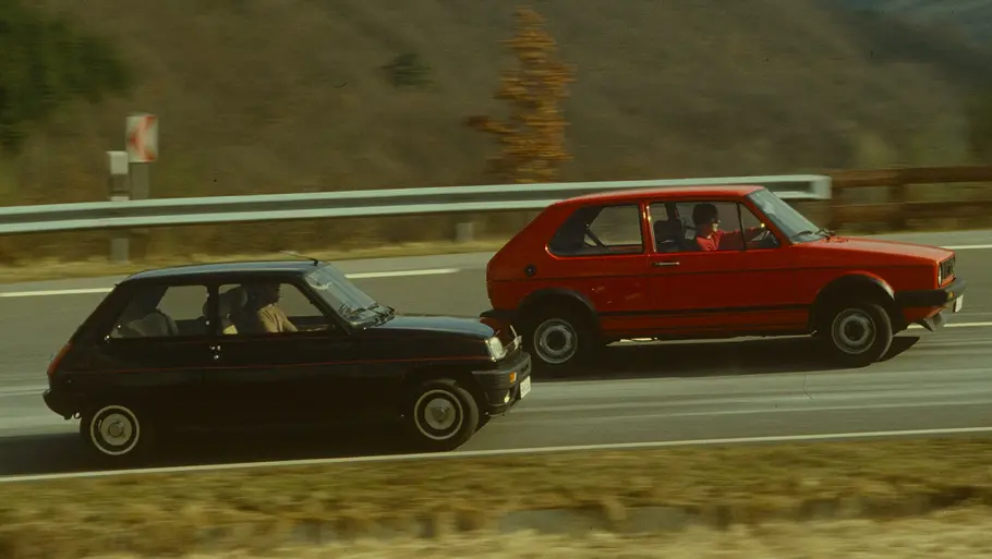 Renault 5 Alpine Turbo und VW Golf GTI fahrend seitlich