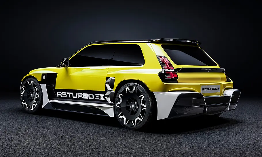 Renault 5 Turbo 3E (2027) statisch von schräg hinten.