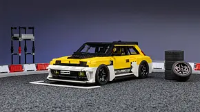 Der Lego Renault 5 Turbo 3E steht in einem Studio vor Rennstrecken-Zubehör. - Foto: Renault