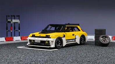 Der Lego Renault 5 Turbo 3E steht in einem Studio vor Rennstrecken-Zubehör. - Foto: Renault