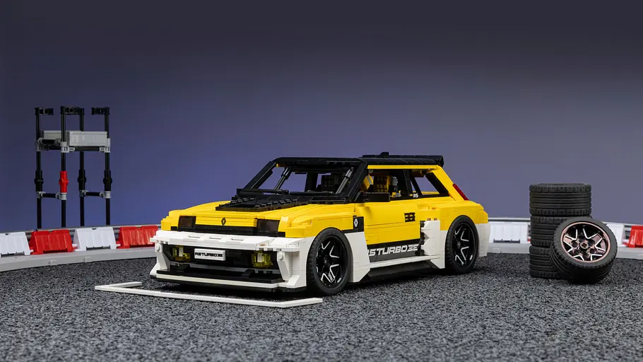 Der Lego Renault 5 Turbo 3E steht in einem Studio vor Rennstrecken-Zubehör.