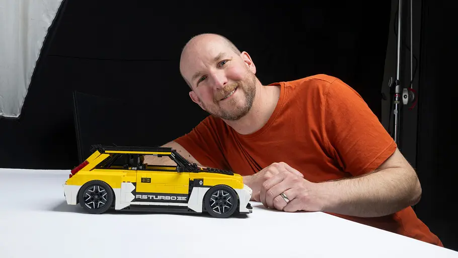 Der britische Lego-Fan und Ingenieur Dave Collins mit seinem Lego Renault 5 Turbo 3E.