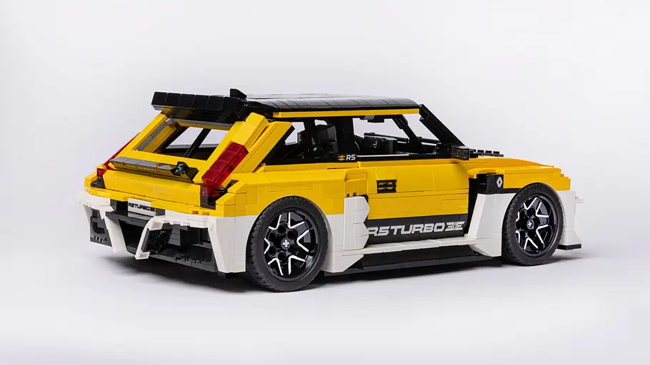 Der Lego Renault 5 Turbo 3E statisch von schräg hinten vor weißem Hintergrund.