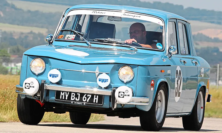 Der Renault 8 1100 Gordini fahrend von vorne