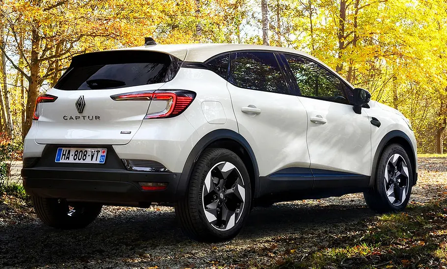 Renault Captur Facelift (2024) Das Renault Captur Facelift (2024) stehend von schräg hinten fotografiert.