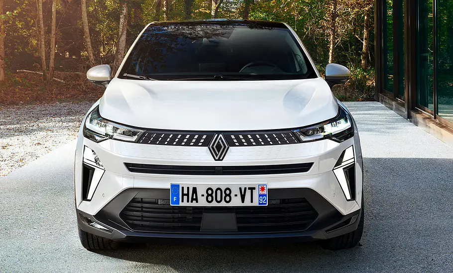 Renault Captur Facelift (2024) Das Renault Captur Facelift (2024) stehend von vorne fotografiert.