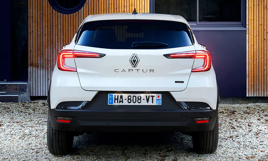 Renault Captur Facelift (2024) Das Renault Captur Facelift (2024) stehend von hinten fotografiert.