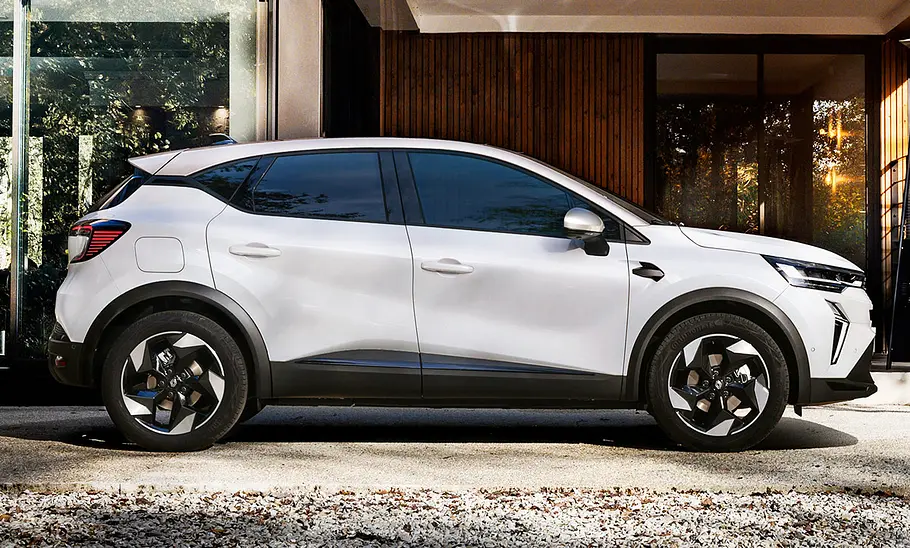 Renault Captur Facelift (2024) Das Renault Captur Facelift (2024) stehend von der Seite fotografiert.