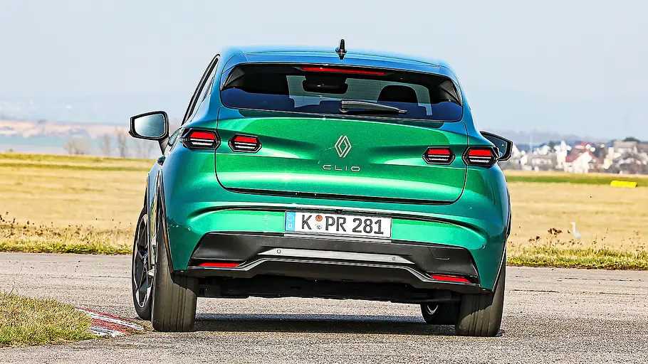 Blick von hinten auf den fahrenden Renault Clio.