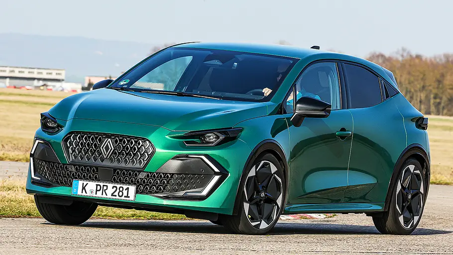 Renault Clio Blick von schräg vorne auf den fahrenden Kleinwagen Renault Clio.