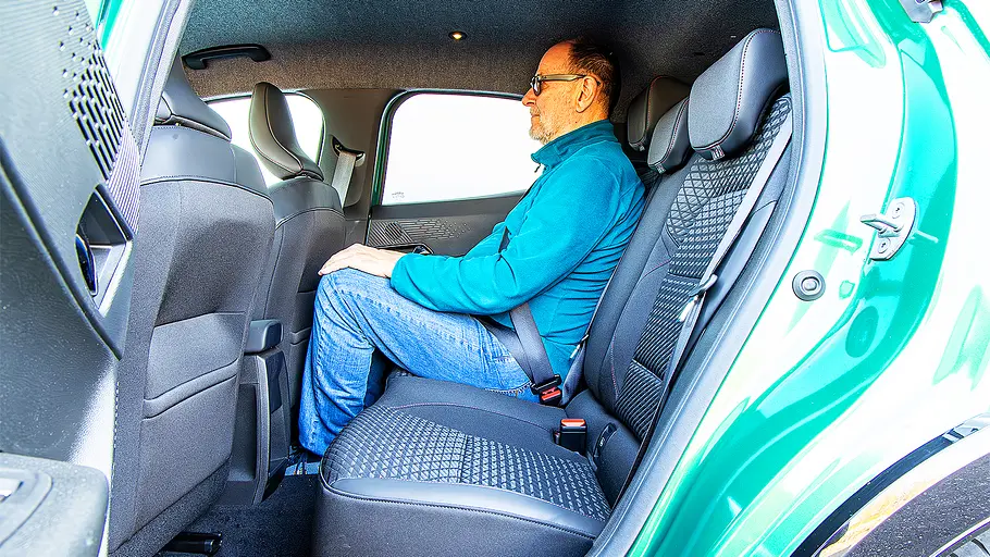 Renault Clio Blick auf die Fondsitzbank im Innenraum des Renault Clio.