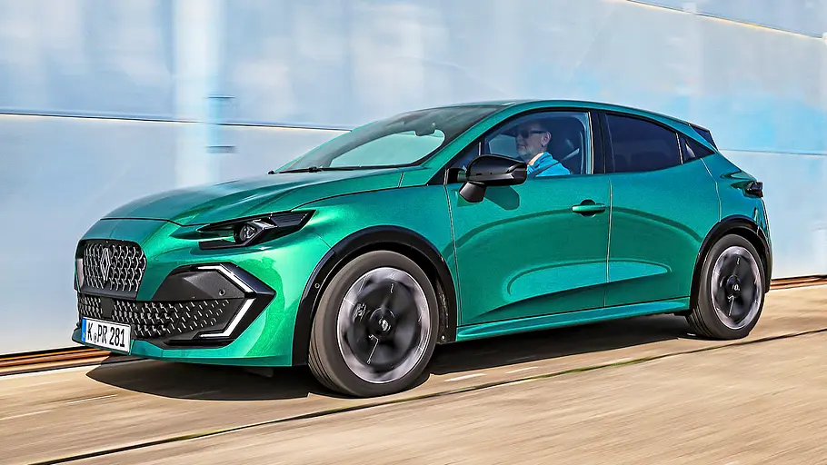 Blick von schräg vorne auf den fahrenden Renault Clio.