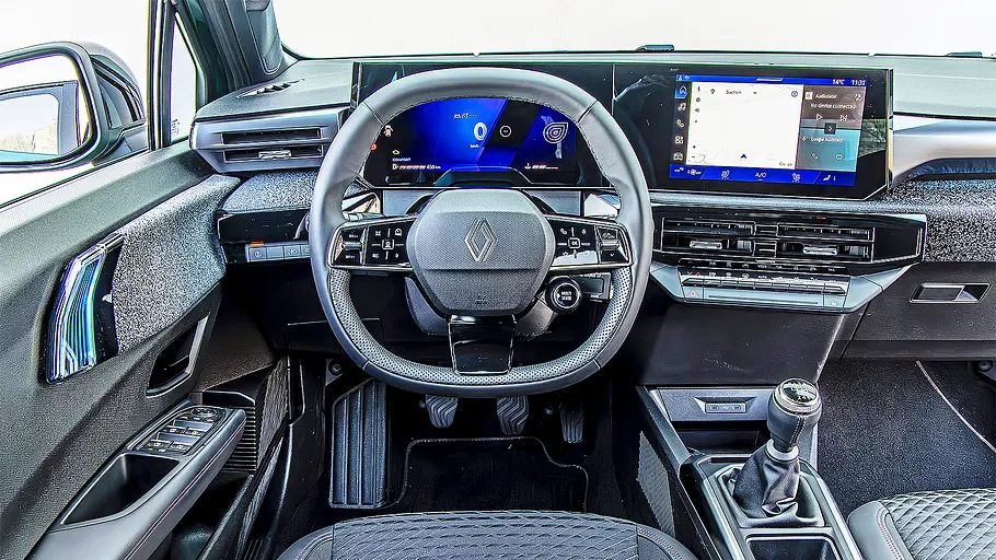 Blick auf die Armaturen im Innenraum des Renault Clio.