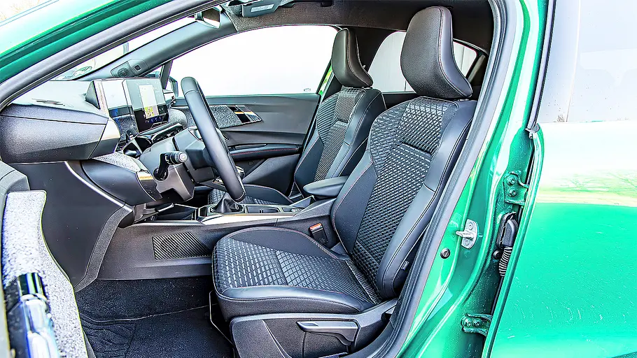Blick auf die Vordersitze im Innenraum des Renault Clio.