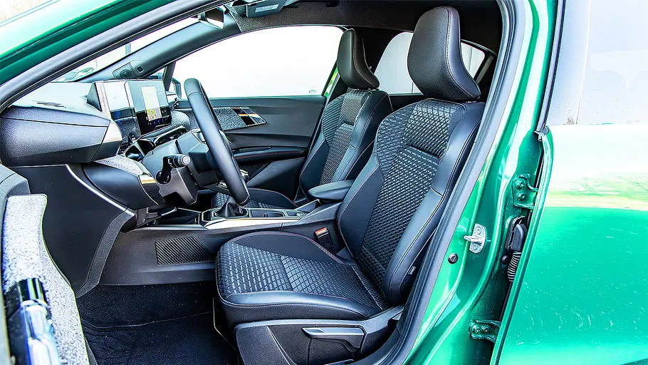 Renault Clio Blick auf die Vordersitze im Innenraum des Renault Clio.