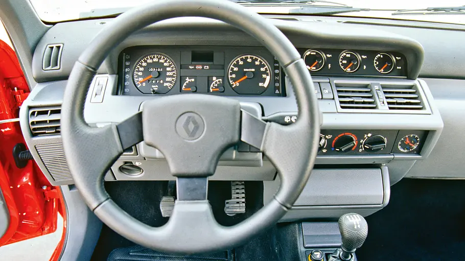 Das Cockpit des Renault Clio 16V.