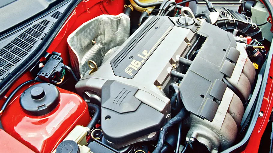 Der Motor des Renault Clio 16V.