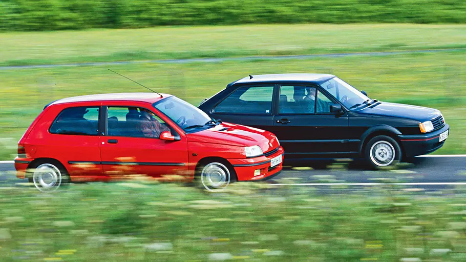 Renault Clio 16V und VW Polo G40 fahrend seitlich.