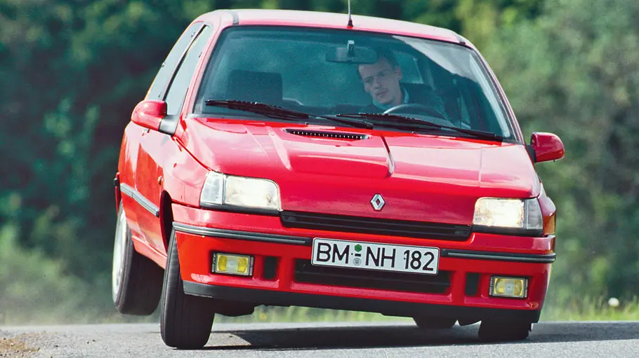Der Renault Clio 16V fahrend von vorne.