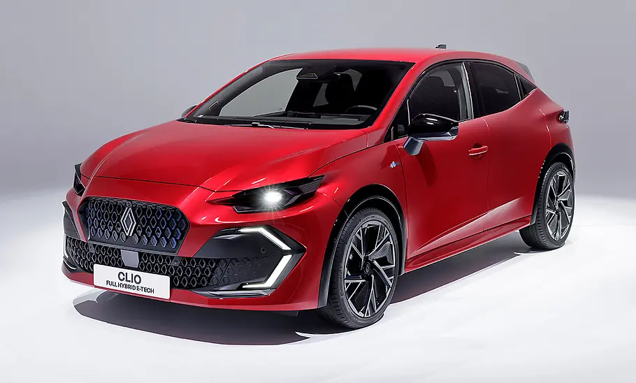 Der Renault Clio (2025) stehend von schräg vorne fotografiert.
