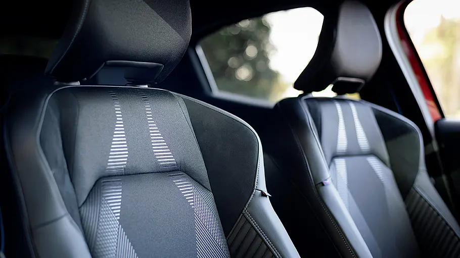Die Lehnen der Vordersitze im Renault Clio.