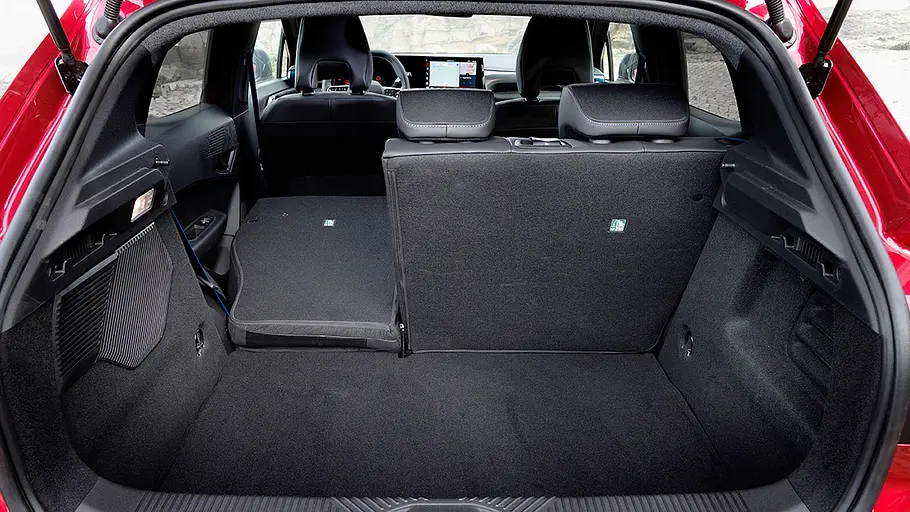 Der Kofferraum des Renault Clio mit teilweise umgeklappter Rücksitzbank.