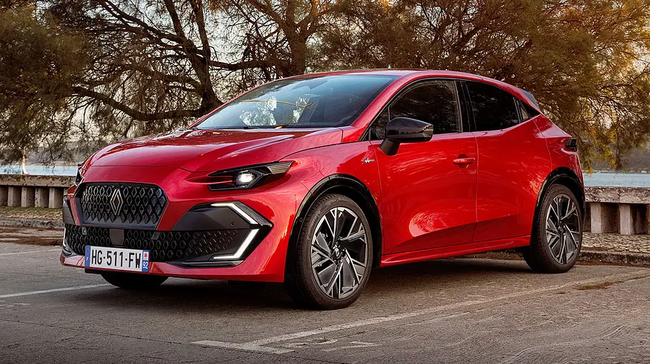 Der Renault Clio steht auf einem Parkplatz, statisch von vorne links fotografiert.