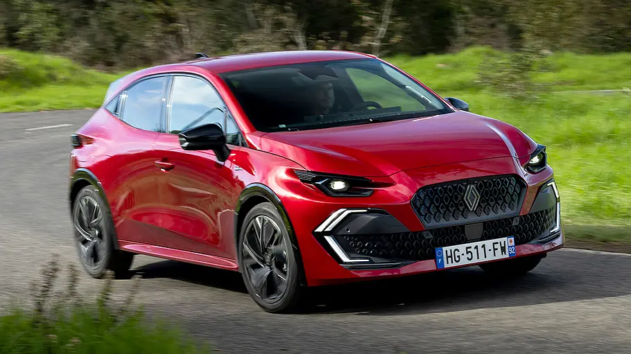 Der Renault Clio fährt auf einer Landstraße, von vorne rechts fotografiert.