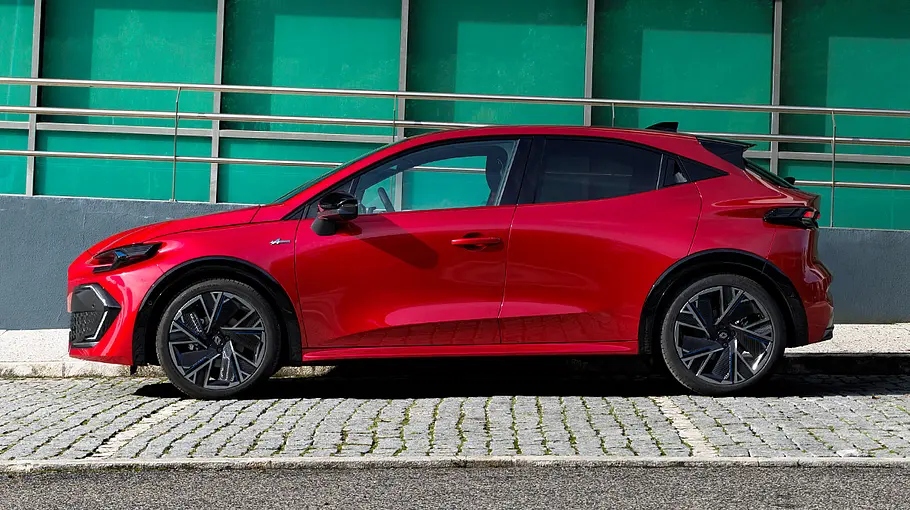 Der Renault Clio steht auf einem Parkplatz, statisch von links fotografiert.