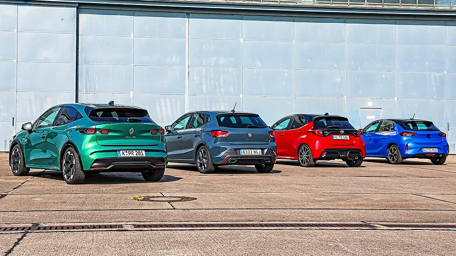 Blick von schräg hinten auf die vier Kleinwagen Renault Clio Seat Ibiza, Toyota Yaris und Opel Corsa.