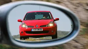 Renault Clio Sport 2.0 16V im Rückspiegel - Foto: AUTO ZEITUNG/Bernd Ebener