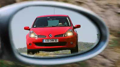 Renault Clio Sport 2.0 16V im Rückspiegel - Foto: AUTO ZEITUNG/Bernd Ebener