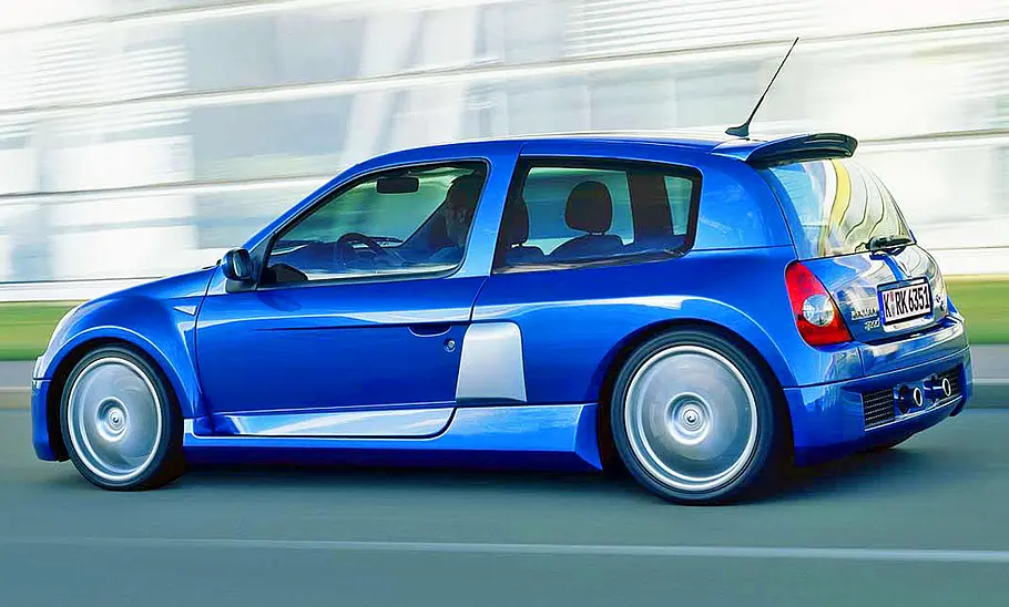 Renault Clio V6 Der Renault Clio V6 fahrend seitlich.