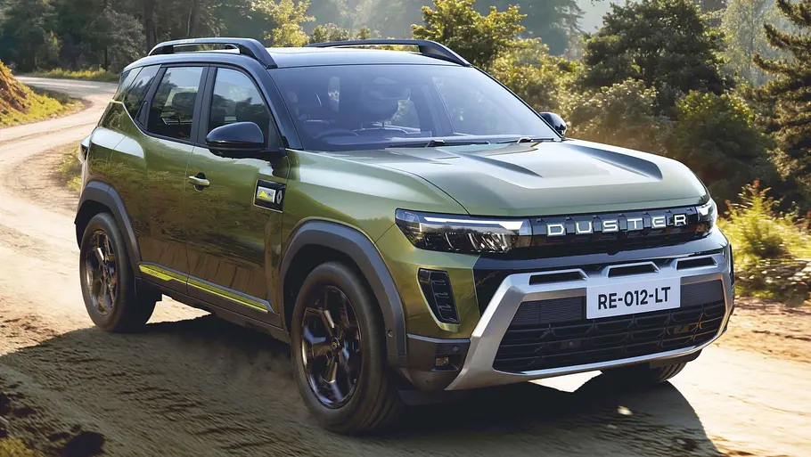 Renault Duster fahrend von schräg vorne fotografiert. 