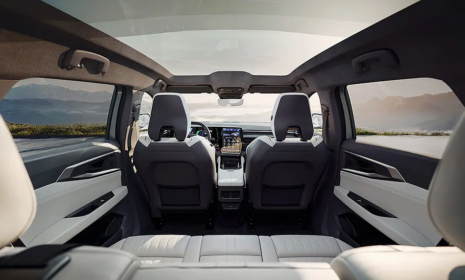 Renault Espace Facelift (2025) Der Blick in den Innenraum und das Cockpit des Renault Espace Facelift (2025) von der zweiten Sitzreihe aus.
