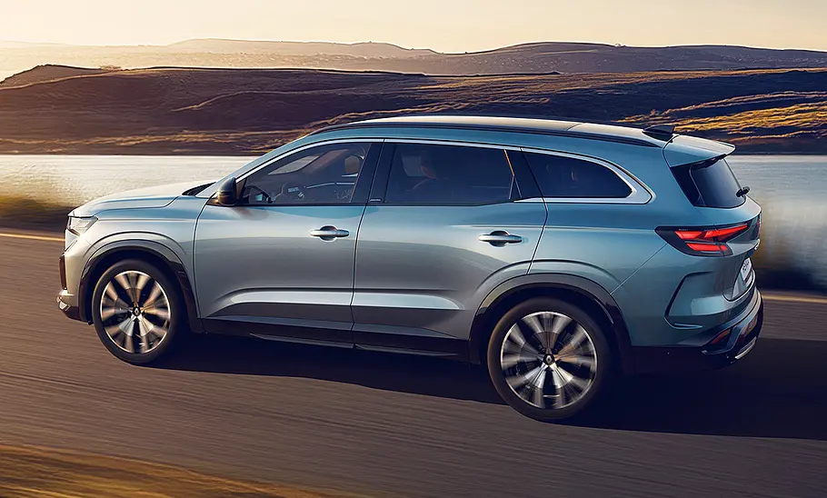 Renault Espace Facelift (2025) Das Renault Espace Facelift (2025) fahrend von der Seite.