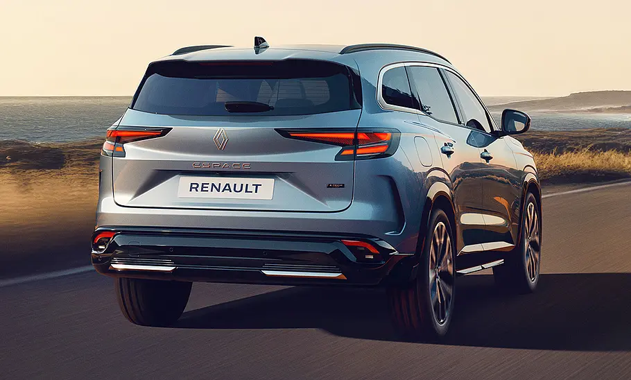 Renault Espace Facelift (2025) Das Renault Espace Facelift (2025) fahrend von schräg hinten.