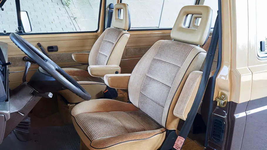 Die Vordersitze im VW T3 Caravelle.