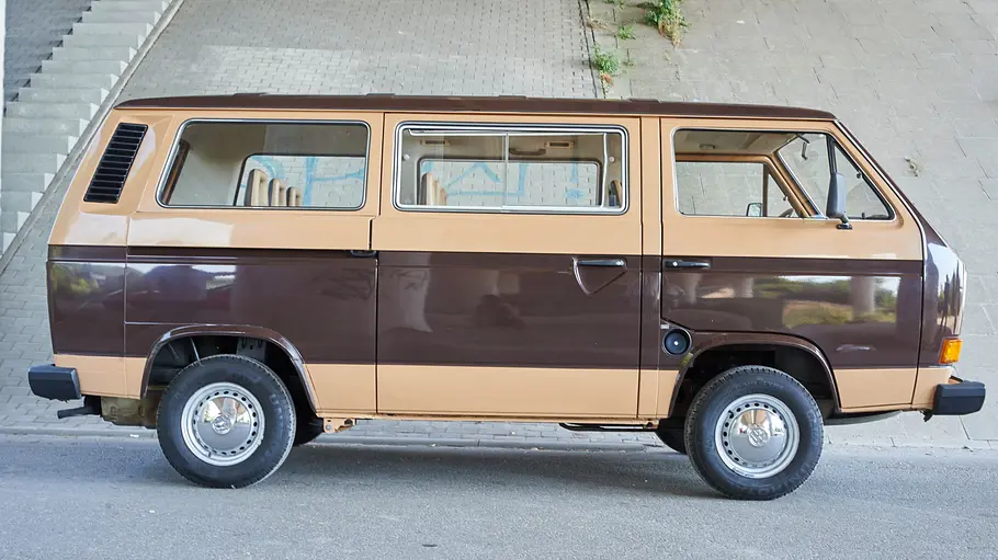 Der VW T3 Caravelle im Profil.