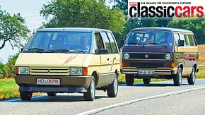 Der Renault Espace und der VW T3 Caravelle fahren hintereinander her. - Foto: Wim Woeber