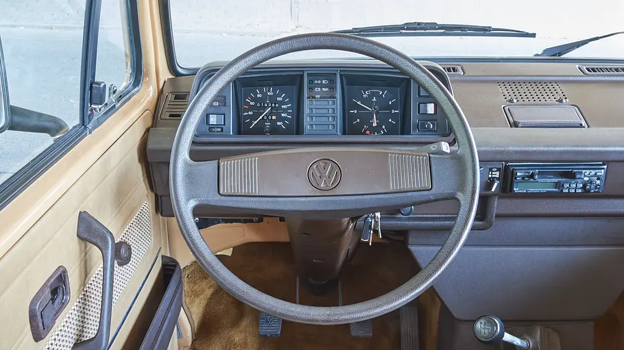 Das Cockpit im VW T3 Caravelle.