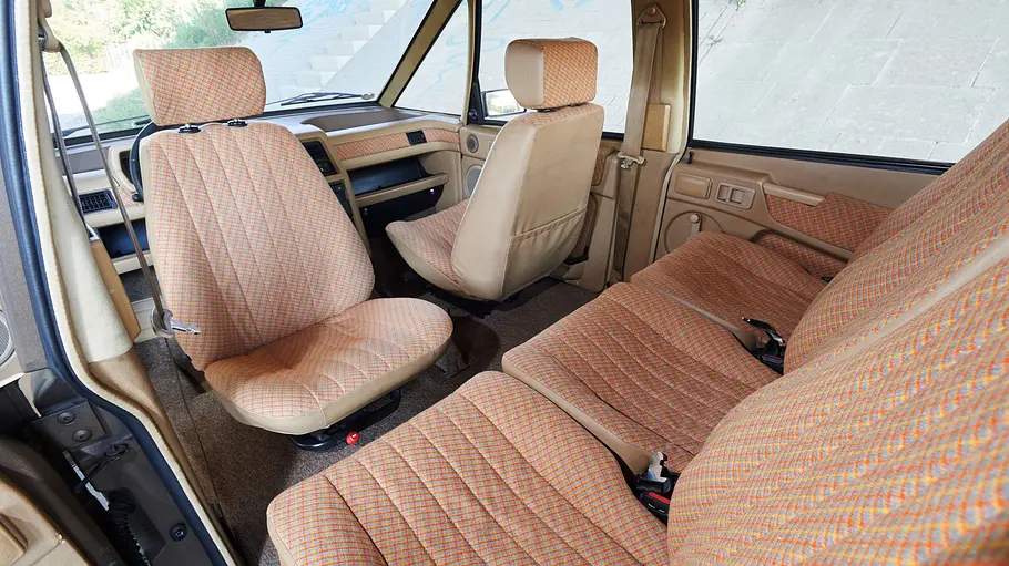 Die zweite Sitzreihe und der drehbare Fahrersitz im Renault Espace.