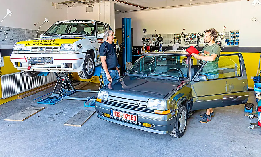 Renault 5 Zwei Renault 5, dazwischen stehend der Fachmann und der Autor.