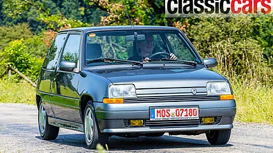 Der Renault 5 in Frontansicht fahrend. - Foto: Frank Ratering